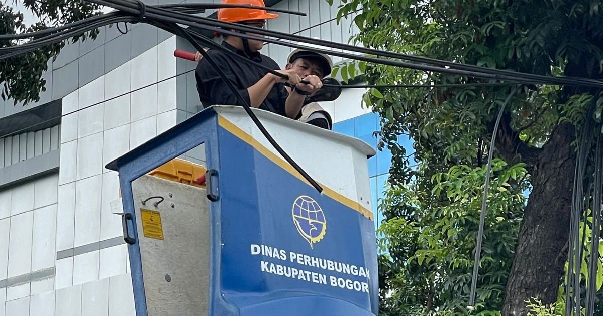 Dukung Layanan Digital, Kabel Fiber Optik di Cibinong Ditata Ulang