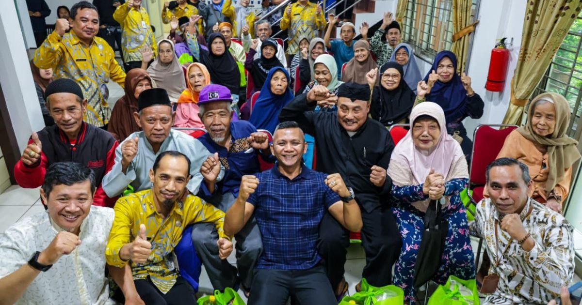 Pemkot Salurkan Bantuan Sembako untuk Lansia di Mulyaharja