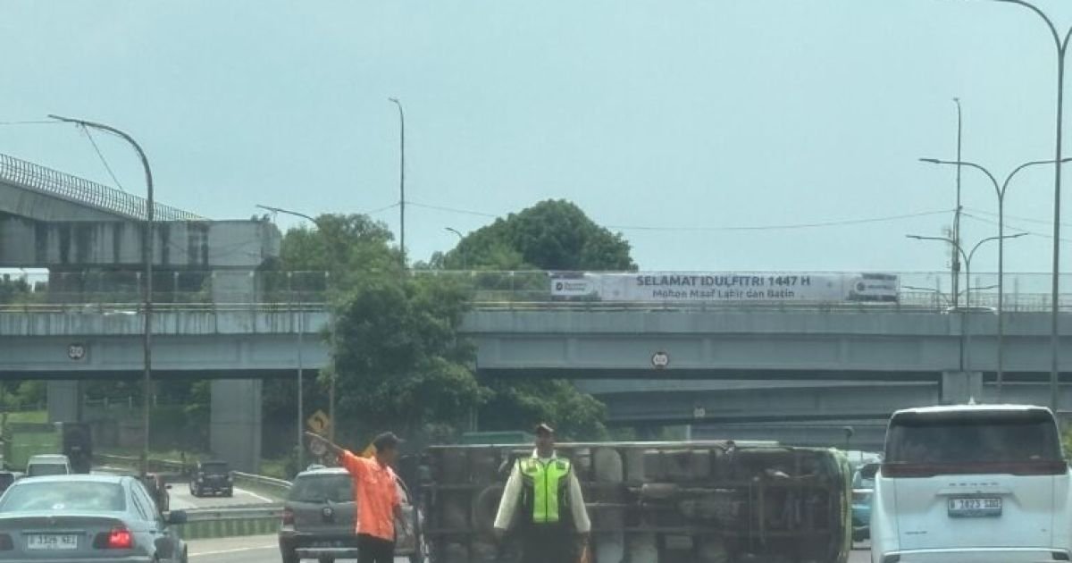 Diduga Sopir Mengantuk, Truk Box Terguling di Tol Jagorawi KM 7, Pengendara Panik dan Macet Mengular