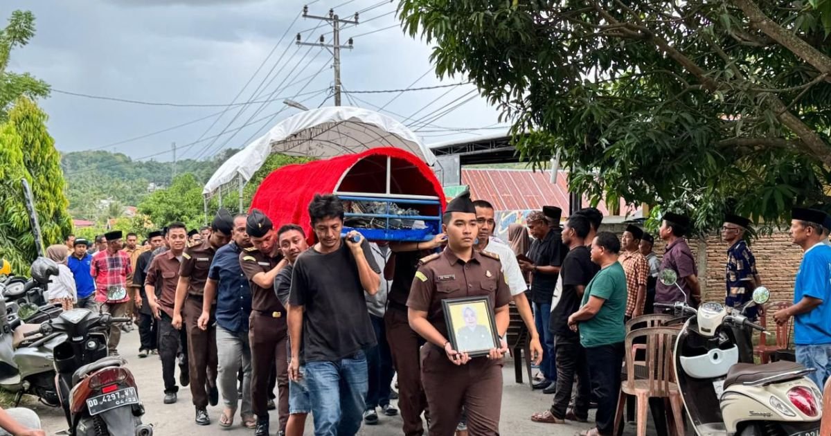 Siber24jam & Liputan08 Ikut Berduka Cita, Jaksa Fungsional Kejari Sinjai Dimakamkan Secara Kedinasan