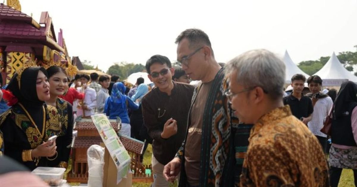 Sekda Ajat Rochmat Jatnika Apresiasi Festival Budaya Nusantara di Stadion Pakansari