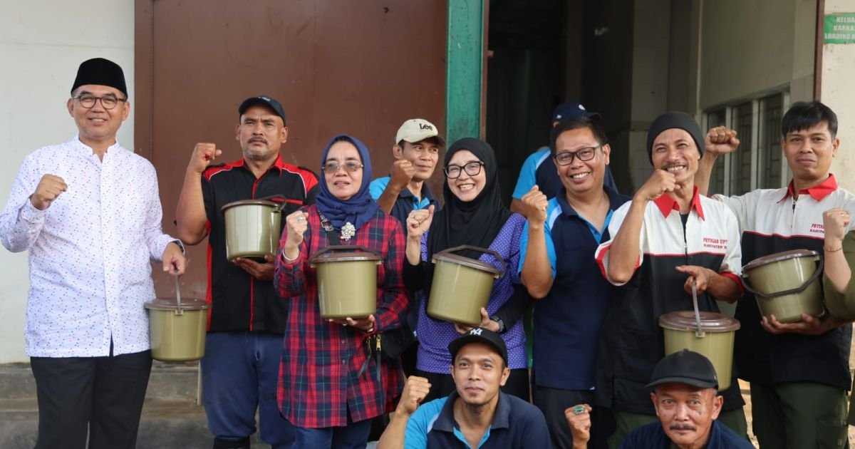 Sekda Ajat Rochmat Jatnika Apresiasi Solidaritas Pegawai Setda dalam Kegiatan Kurban Iduladha 1447 H