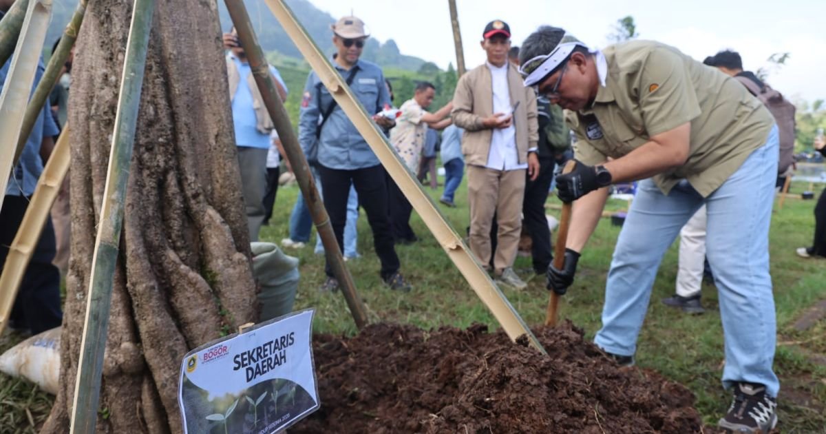 Pemkab Bogor memperkuat upaya pelestarian lingkungan melalui perpaduan konservasi alam, pemberdayaan masyarakat, dan pelestarian kearifan lokal di kawasan Talaga Saat, Kecamatan Cisarua, Jumat (5/6).
