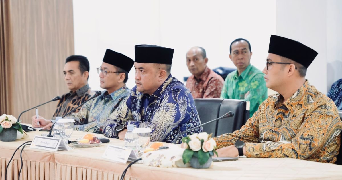 Bupati Bogor Rudy Susmanto dalam acara Penyerahan Laporan Hasil Pemeriksaan (LHP) atas LKPD Tahun Anggaran 2025 yang berlangsung di Kantor BPK Perwakilan Provinsi Jawa Barat, Rabu (10/6/2026).