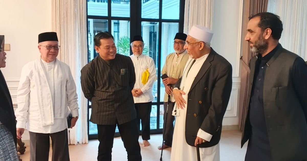 Pembina Pengajian Jurnalis Al Qalam, Gus Sholeh, mengajak insan pers untuk selalu melibatkan Allah SWT dalam setiap langkah kehidupan, termasuk saat menjalankan tugas jurnalistik.