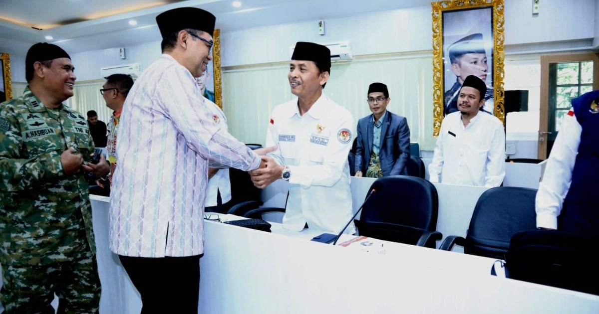 Sekretaris Daerah (Sekda) Kabupaten Bogor, Ajat Rochmat Jatnika, menerima audiensi Forum Pondok Pesantren dan DKM se-Bogor Raya di Ruang Rapat Bupati Bogor, Jumat (12/6/2026).
