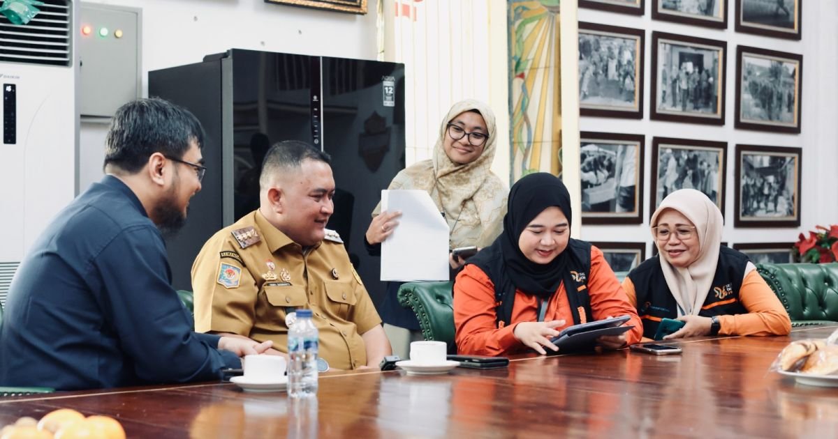 Bupati Bogor, Rudy Susmanto, mengikuti pendataan perdana Sensus Ekonomi 2026 bersama Kepala Badan Pusat Statistik (BPS) Kabupaten Bogor di kediamannya, Senin (15/6/2026).