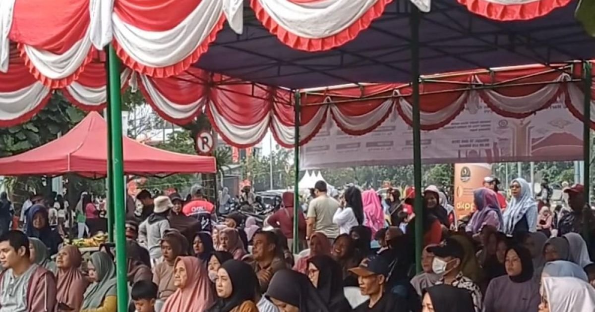 Pemerintah Kabupaten Bogor melalui Dinas Ketahanan Pangan dalam rangka memperingati Hari Jadi Bogor (HJB) ke-544 ini diserbu warga sejak pagi hingga seluruh komoditas yang disediakan habis terjual, pada Minggu (14/6)
