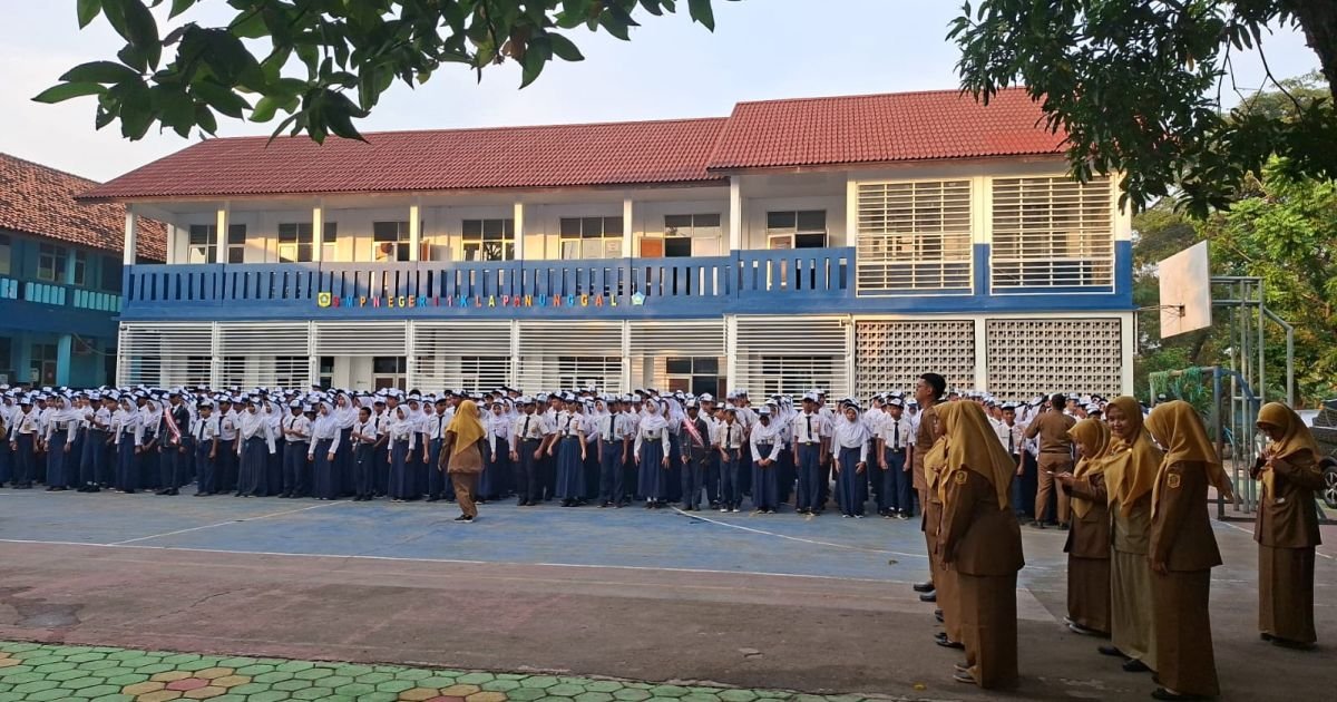 Bambang Widodo Tawekal menyampaikan empat pesan penting dari Bupati Bogor kepada siswa SMPN 1 Klapanunggal