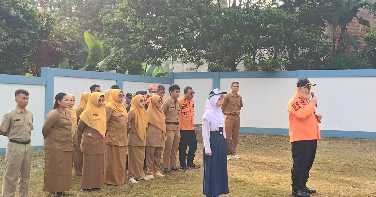 Bupati Bogor Rudy Susmanto mengerahkan Kepala perangkat daerah, asisten, staf ahli, hingga direktur rumah sakit umum daerah (RSUD) untuk menjadi pembina upacara di sejumlah Sekolah Menengah Pertama (SMP) di Kabupaten Bogor, Senin (15/6).