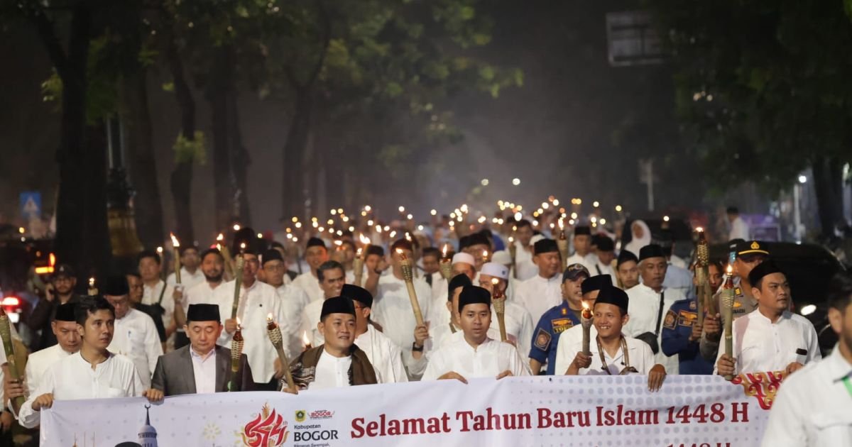 Ribuan warga memadati ruas jalan dari Masjid Baitul Faizin menuju Masjid Nurul Wathon, Cibinong, dalam rangka Pawai Obor menyambut Tahun Baru Islam 1 Muharram 1448 Hijriah, Senin (15/6/2026) malam.
