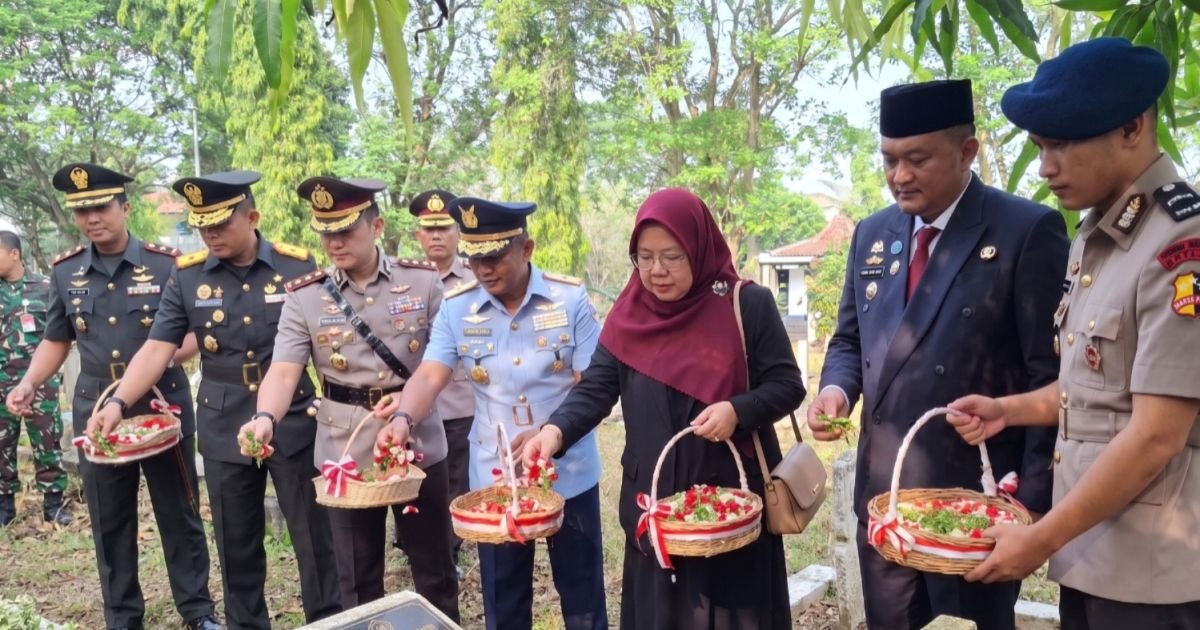 Rudy Susmanto ziarah dan tabur bunga di Taman Makam Pahlawan (TMP) Brimob Cikeas, Kecamatan Gunung Putri, Selasa (24/6).