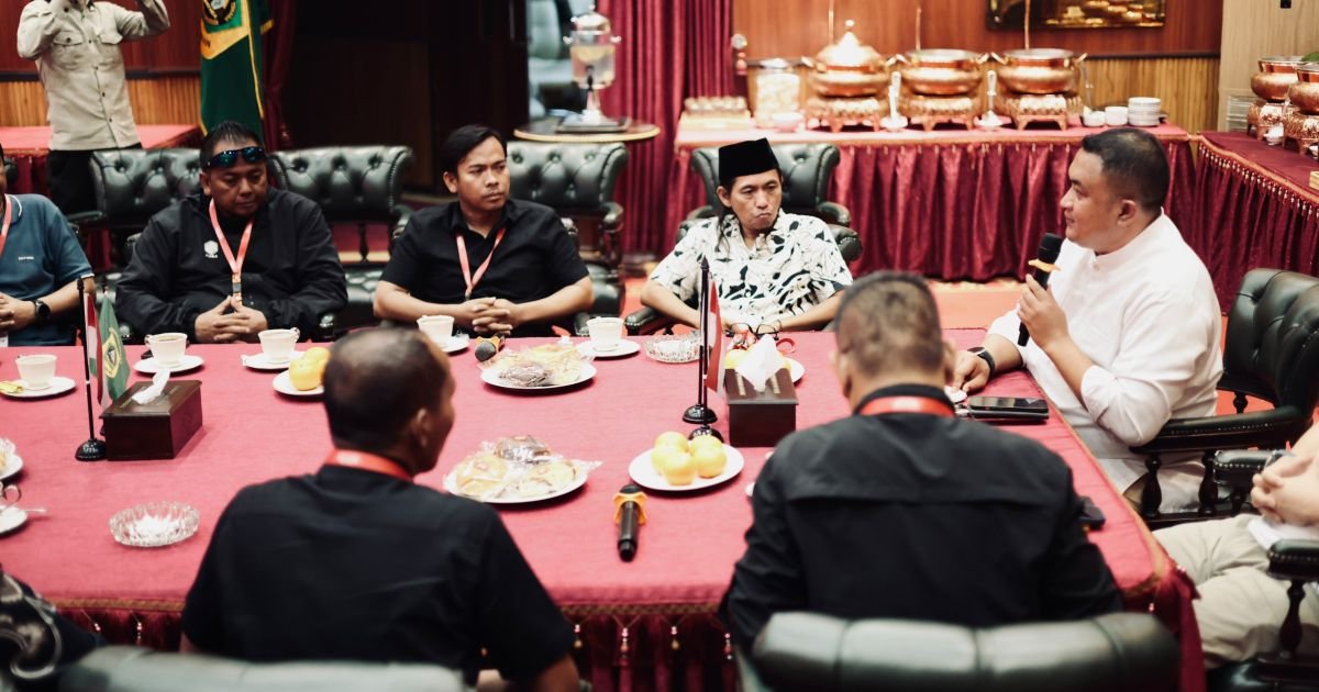 Rudy Susmanto, menggelar audiensi dan silaturahmi bersama dua komunitas pendukung Persikabo, yakni Kabomania dan UPCS, di Gedung Soekarno-Hatta, Pendopo Bupati Bogor, Kamis (25/6/2026) malam.