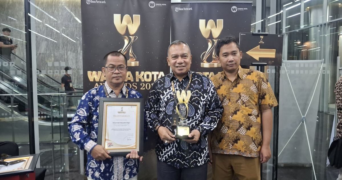 Kepala Dinas Komunikasi dan Informatika Kabupaten Bogor, Bambang Widodo Tawekal, yang mewakili Bupati Bogor Rudy Susmanto pada malam penganugerahan di Kantor Kompas TV, Jakarta, Senin (6/7/2026).