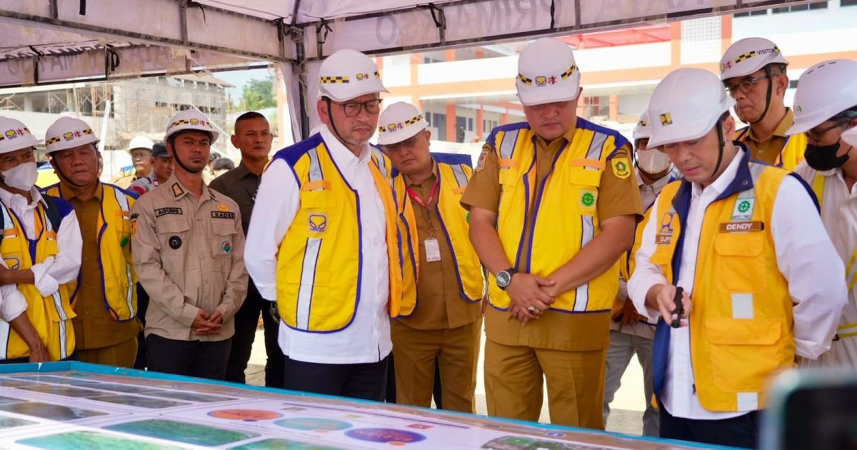Rudy Susmanto bersama Sekretaris Jenderal Kementerian Sosial RI meninjau pembangunan Sekolah Rakyat di Desa Sipak, Kecamatan Jasinga, Senin (13/7/2026).