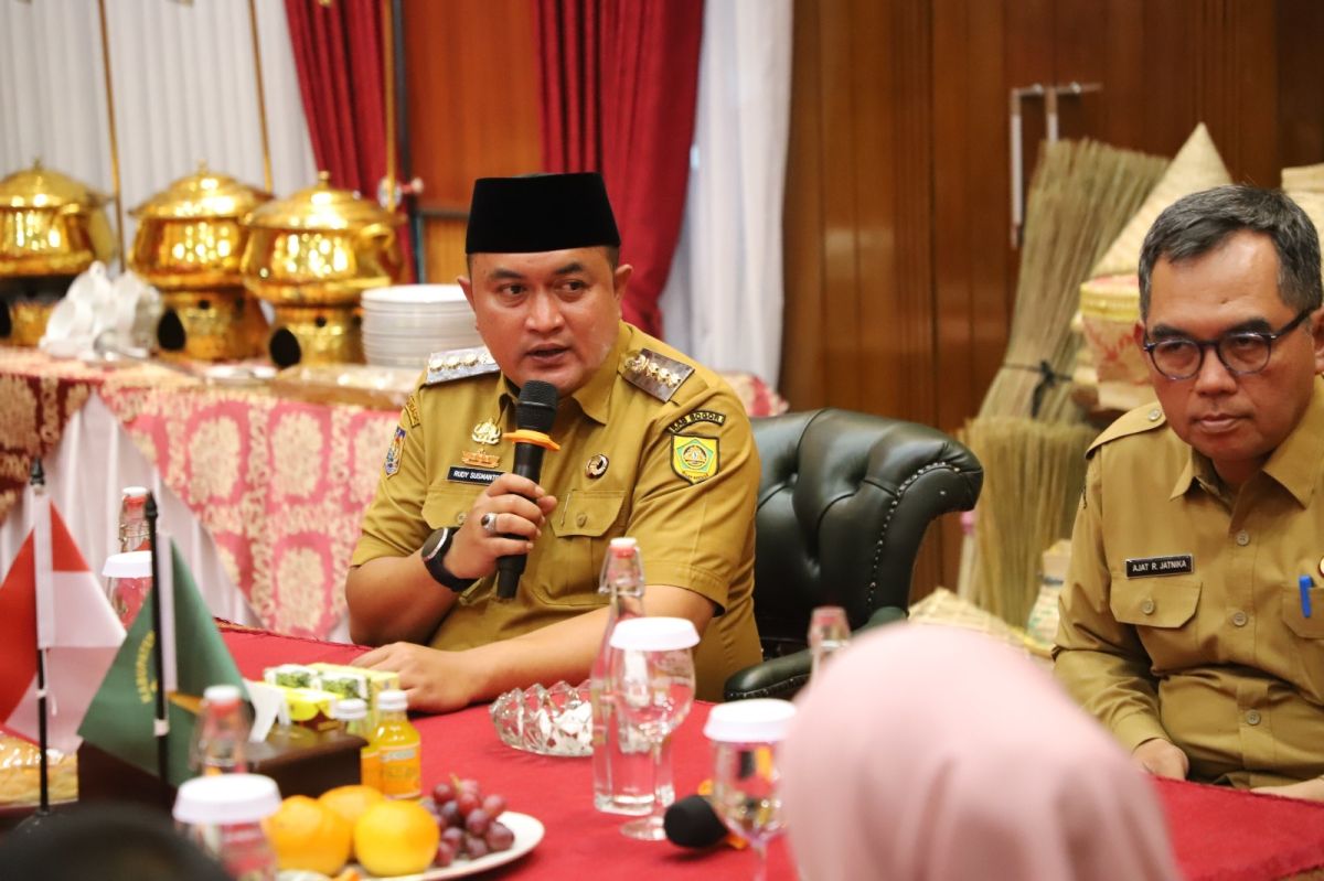 Bupati Bogor Apresiasi Dua Tokoh Inspiratif di Bidang Pendidikan dan Sosial