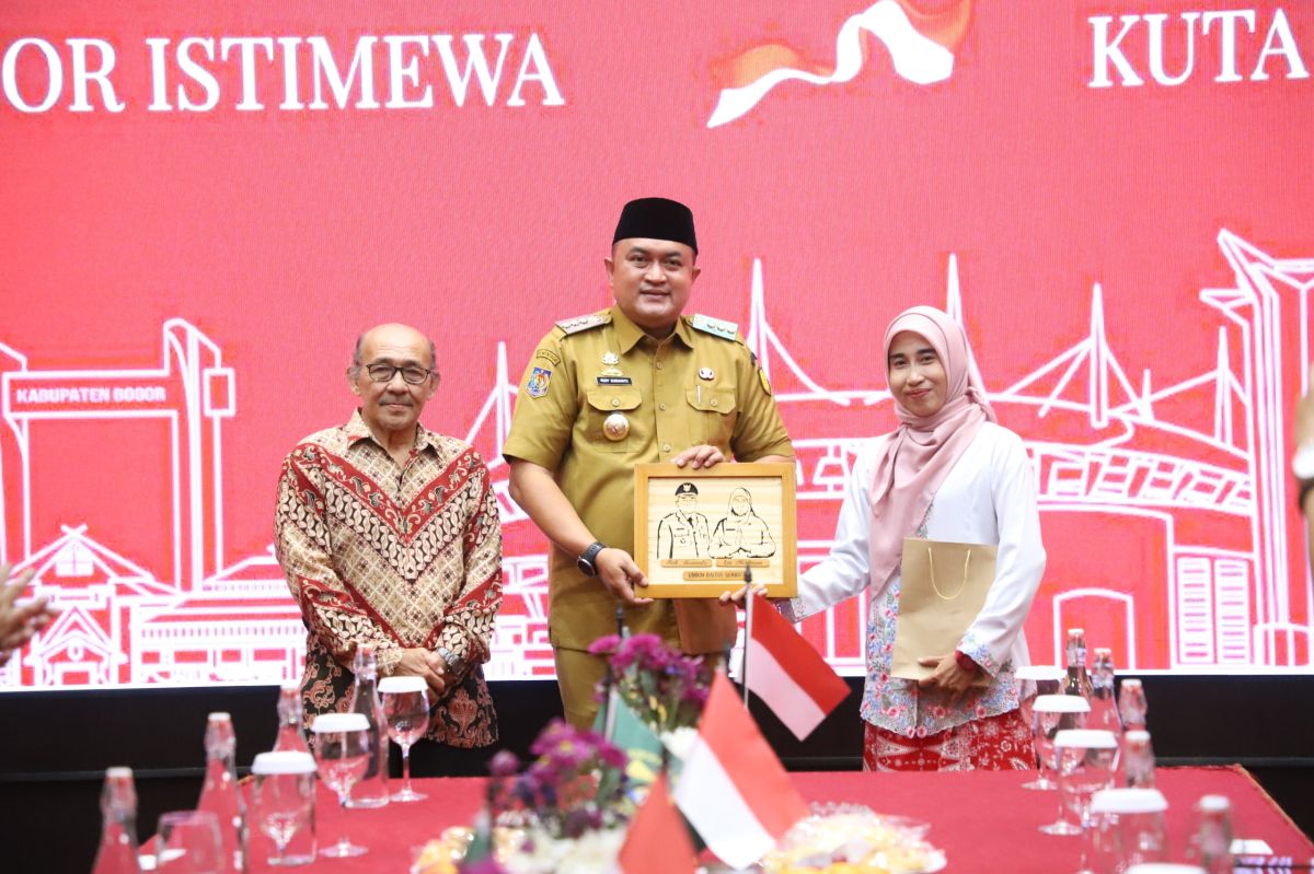 Bupati Bogor Beri Penghargaan dan Hadiah Umroh kepada Dua Tokoh Inspiratif