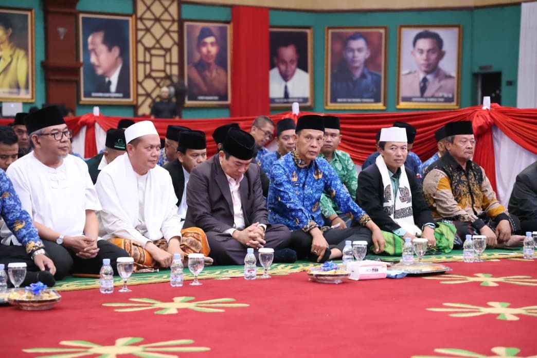 Wakil Bupati Bogor Ajak ASN Teladani Rasulullah SAW untuk Tingkatkan Pelayanan Publik  CIBINONG ??? Wakil Bupati Bogor, Jaro Ade, mengajak seluruh Aparatur Sipil Negara (ASN) di lingkungan Pemerintah Kabupaten Bogor untuk meneladani kehidupan Rasulullah S