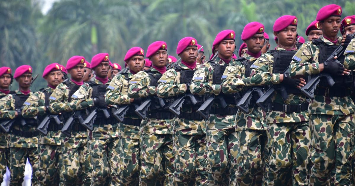 Mayjen TNI (Mar) Ili Dasili Pimpin Prajurit Matra Laut Gelar Defile Pasukan pada Geladi Bersih HUT ke-80 TNI